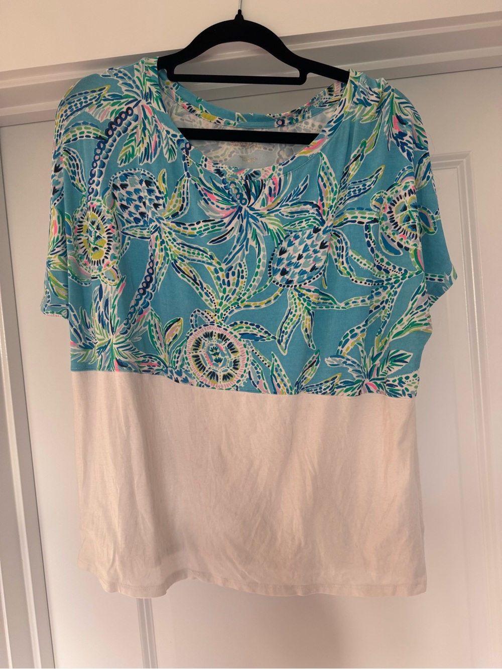Lilly Pulitzer Finn Cropped Bermuda Blue Turtle Season Short Sleeve Top Large